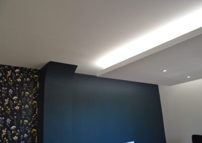 Aménagement de bureau, éclairage adapté faux plafond rétroéclairé LED, mur bleu foncé